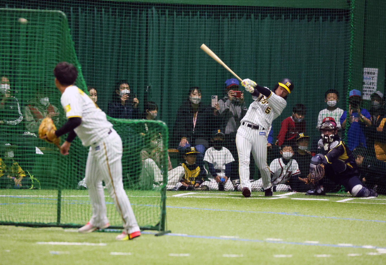運動教室で村上（左）と対戦する近本（撮影・加藤哉）