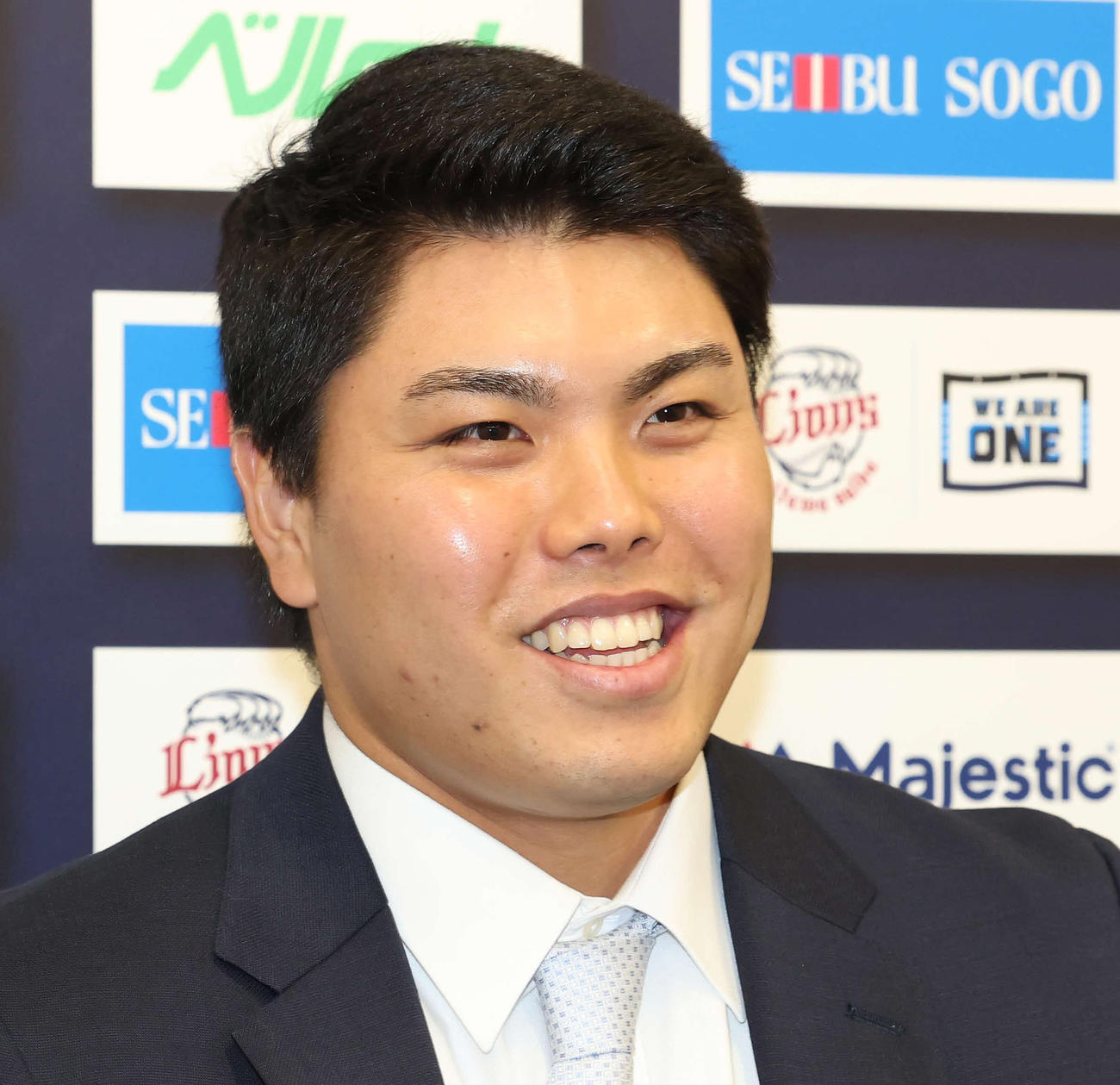 念願の先発挑戦も勝ち得て契約更改して笑顔で会見する平良（撮影・丹羽敏通）