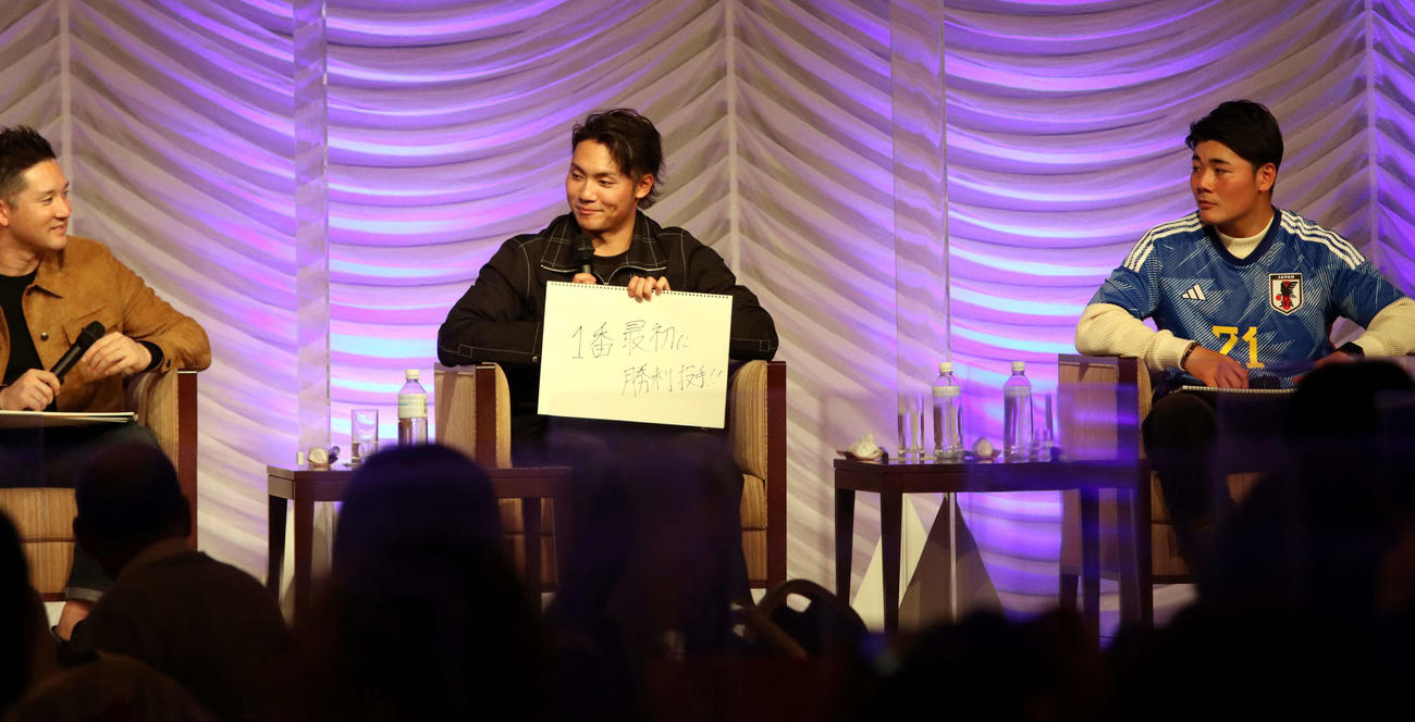 新球場での目標として「1番最初に勝利投手」と掲げる日本ハム伊藤（中央）。左は杉谷氏、右は清宮（撮影・永野高輔）