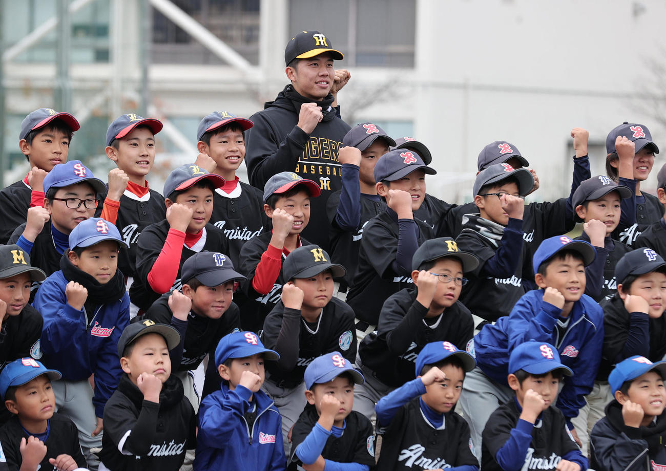 野球教室で小学生たちと記念撮影する阪神才木（撮影・上山淳一）