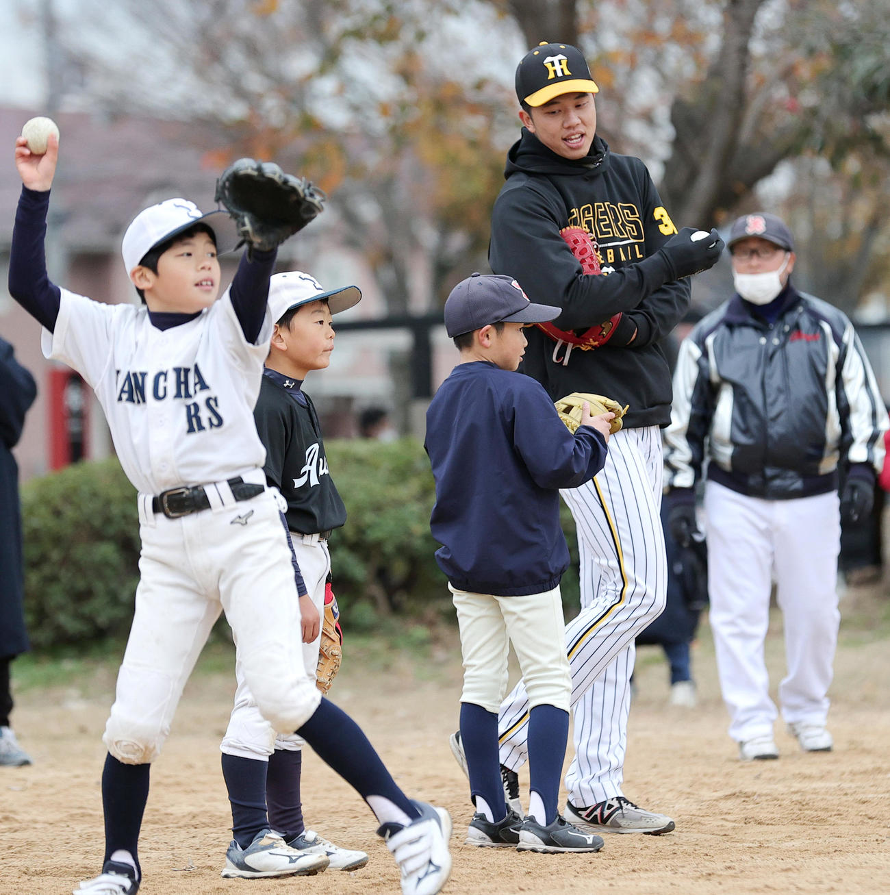 野球教室で小学生たちに教える阪神才木（右から2人目）（撮影・上山淳一）