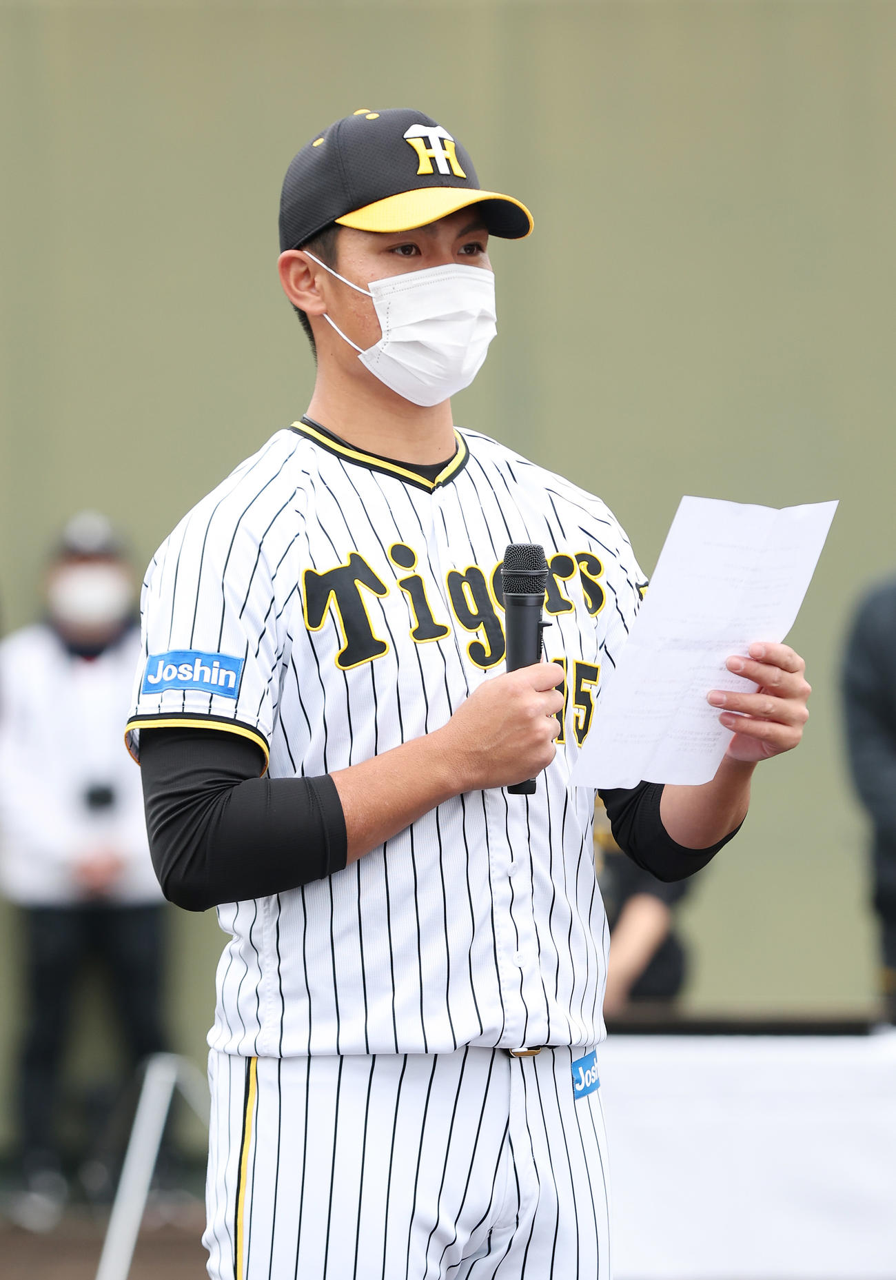 タイガースカップの表彰式でプレゼンターを務め、選手たちにメッセージを送る阪神西純（撮影・前田充）