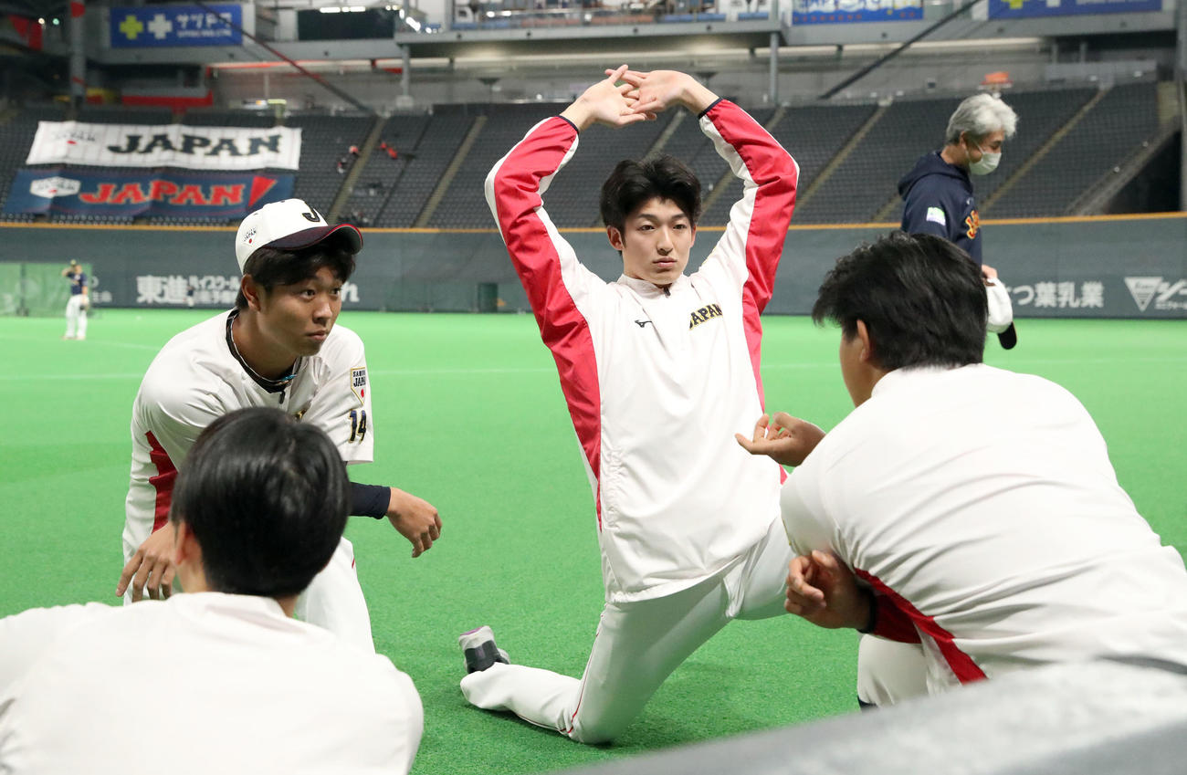 侍ジャパンシリーズ2022オーストラリア戦　高橋（左後方）と山崎颯は今永と会話をする（2022年11月10日撮影）