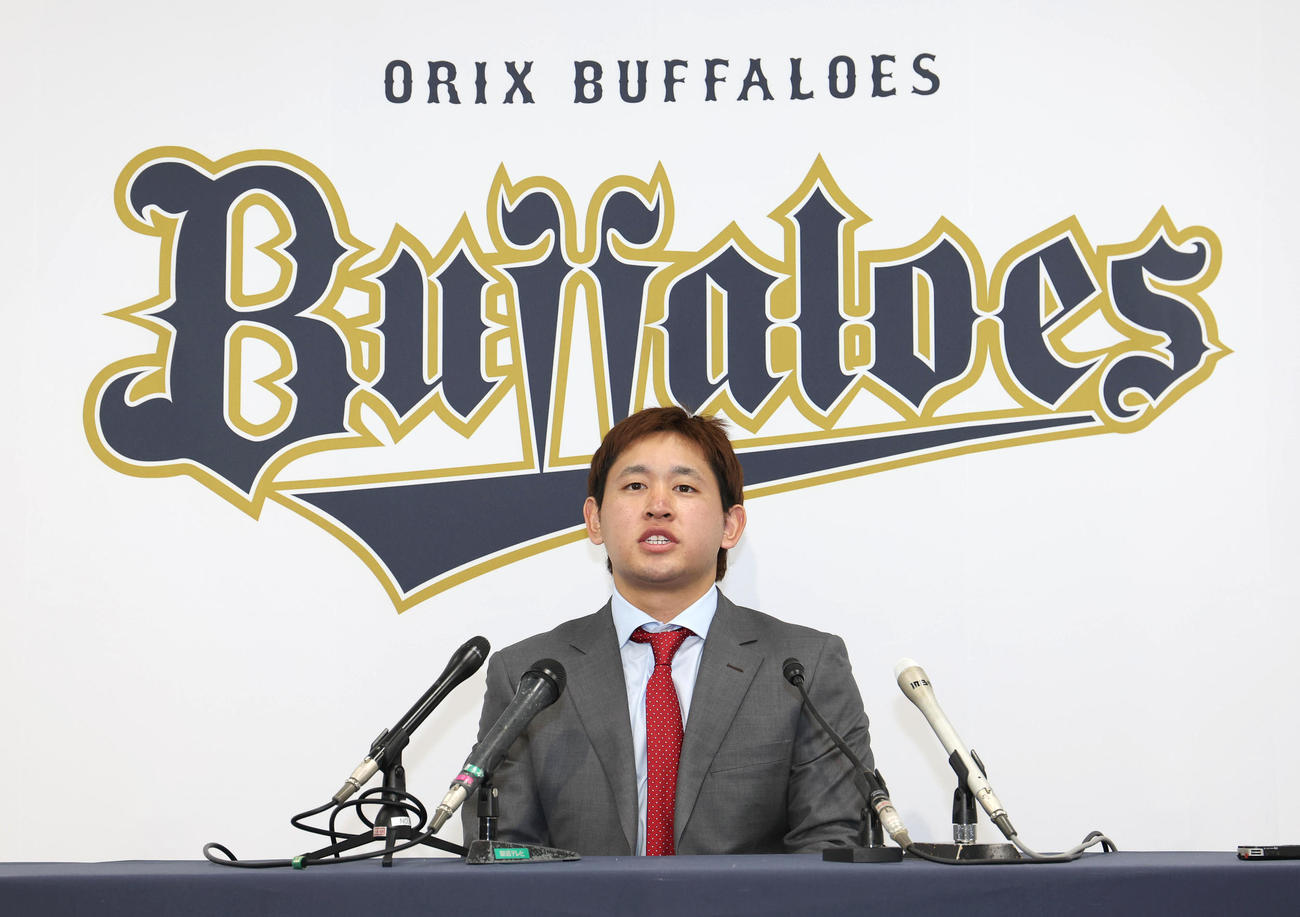 契約更改を終えて会見するオリックス宮城（撮影・白石智彦）