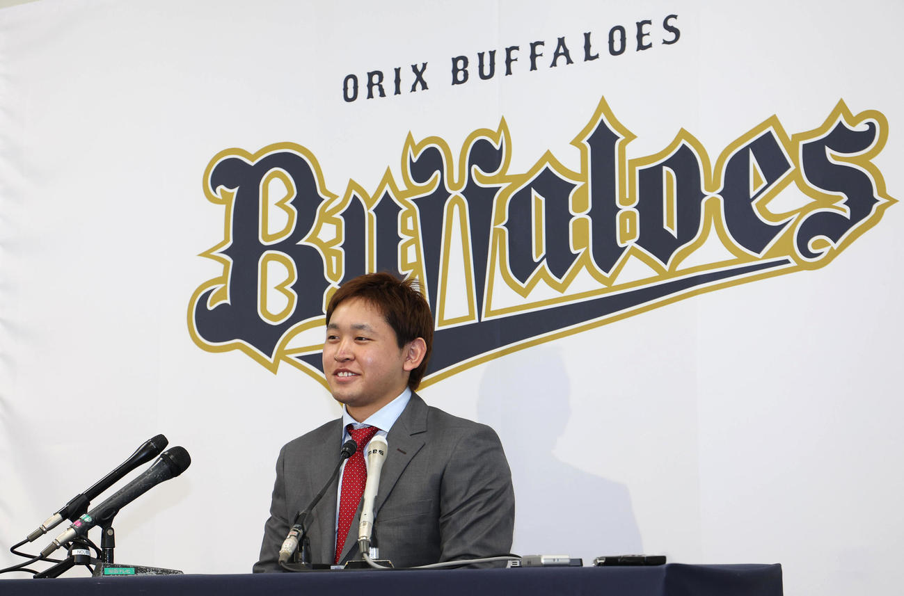 契約更改を終えて会見するオリックス宮城（撮影・白石智彦）