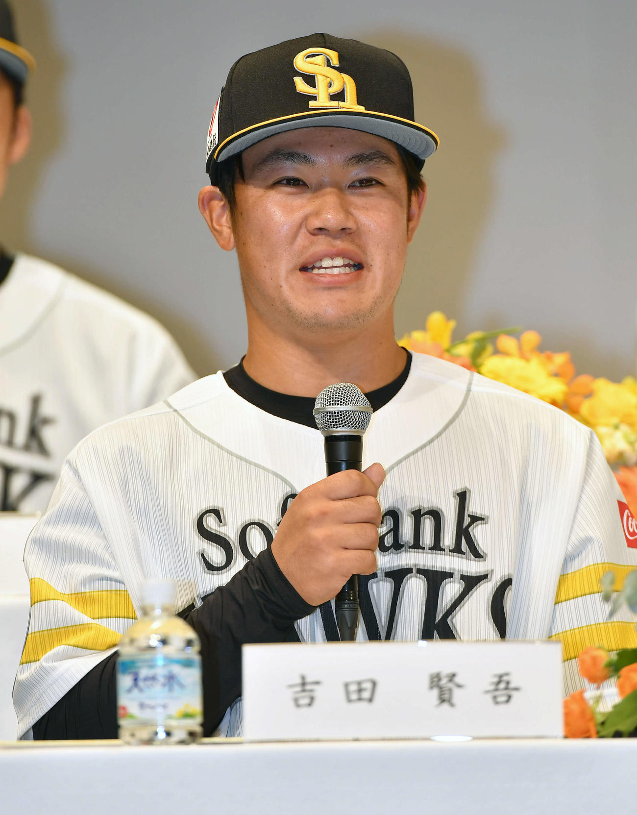 新入団選手発表会見で、質問に答えるドラフト6位の吉田（撮影・岩下翔太）
