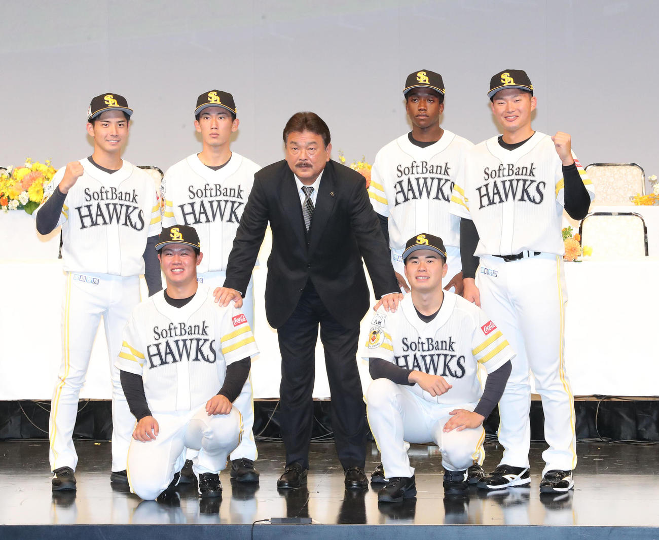 入団発表で記念撮影に応じる後列左から大野稼頭央、大津亮介、藤本博史監督、イヒネ・イツア、前列左から吉田賢吾、松本晴（撮影・梅根麻紀）