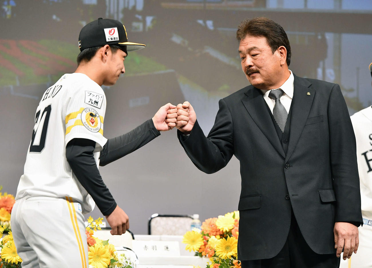 新入団選手発表会見で、入場する大野（左）をグータッチで迎える藤本監督（撮影・岩下翔太）