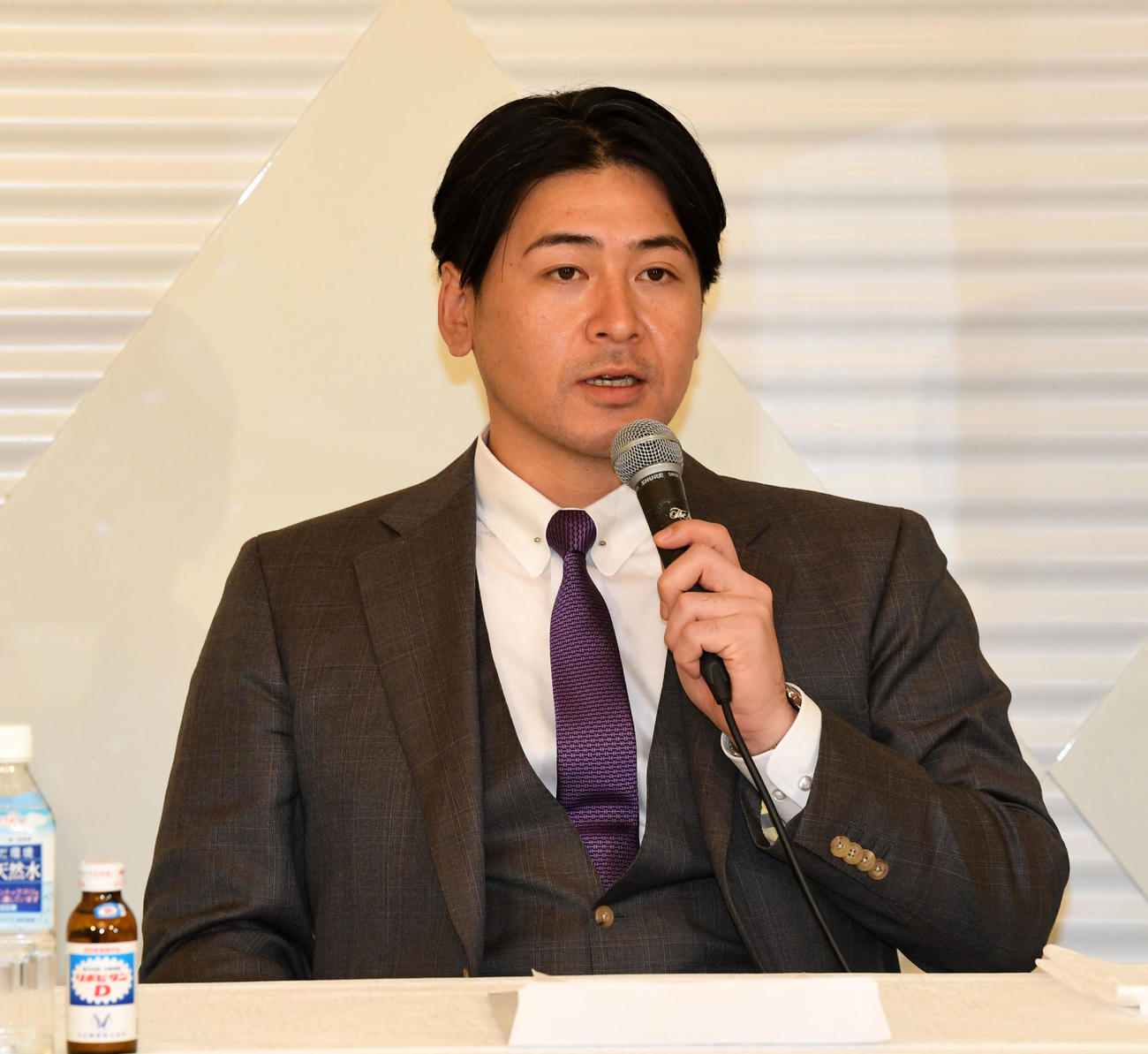 日本プロ野球選手会終了後、会見する会沢会長（撮影・前岡正明）