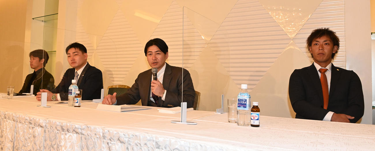 日本プロ野球選手会総会終了後、会見する左から小川、丸、会沢会長、今宮（撮影・前岡正明）
