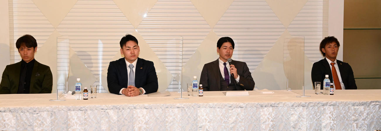 日本プロ野球選手会総会終了後、会見する左から小川、丸、会沢会長、今宮（撮影・前岡正明）