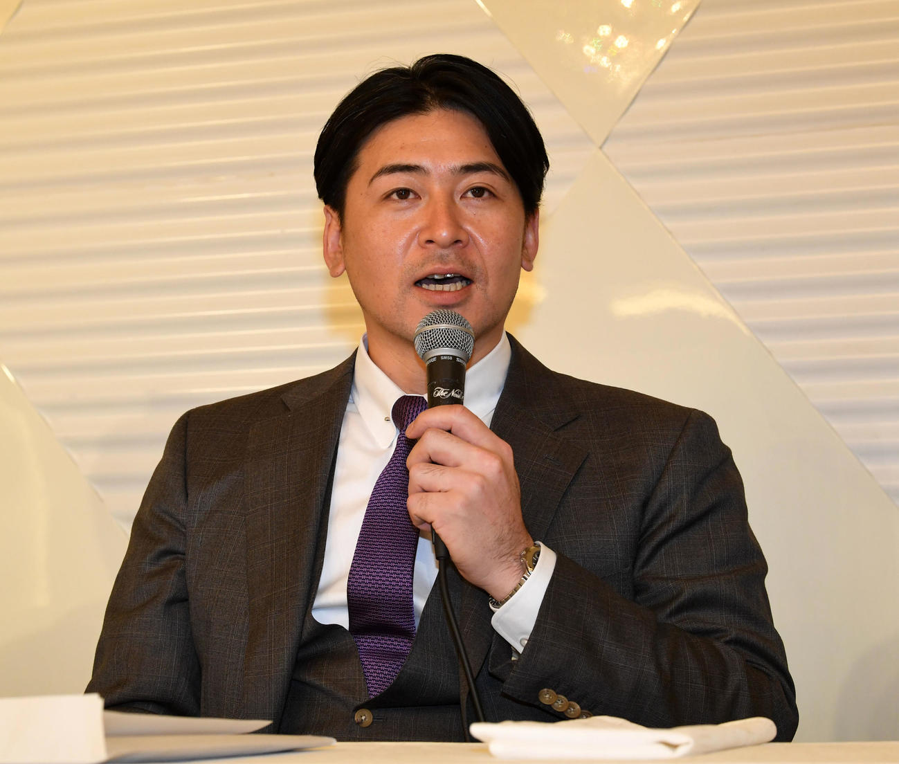 日本プロ野球選手会終了後、会見する会沢会長（撮影・前岡正明）