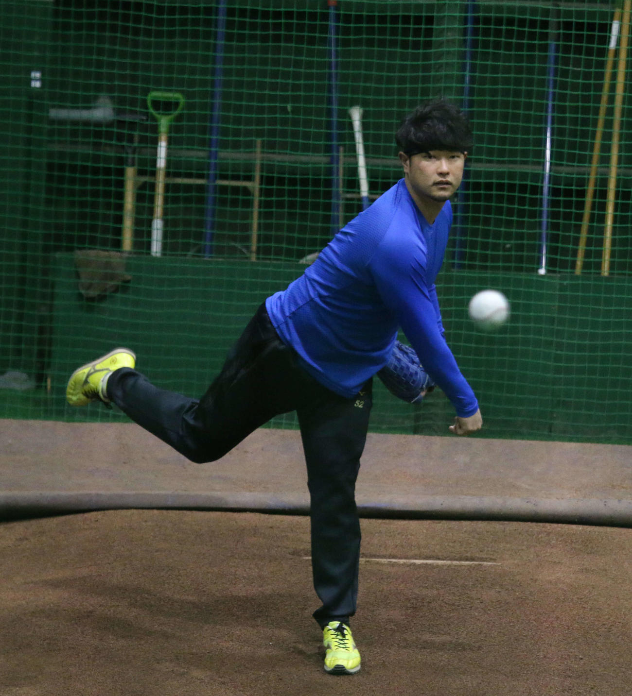 鎌ケ谷の室内練習場のブルペンを使って投げる日本ハム池田（撮影・木下大輔）