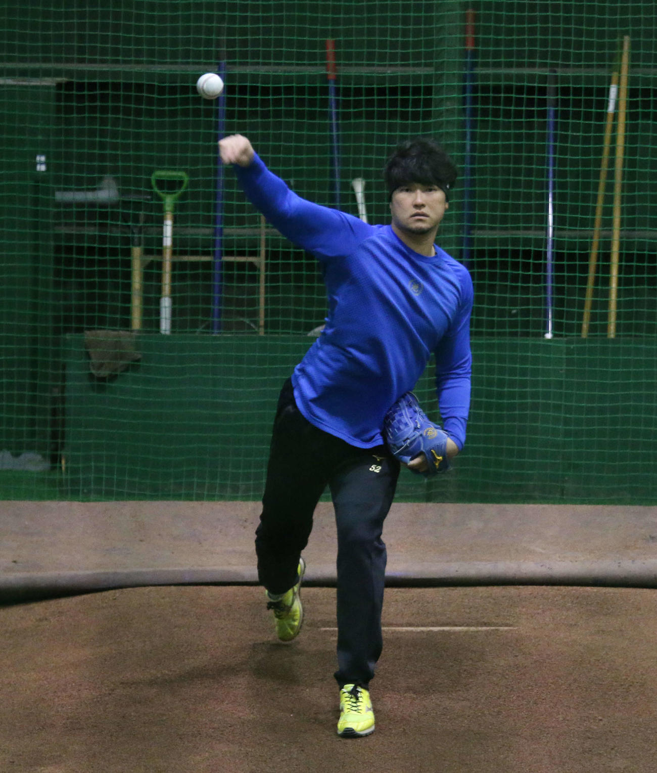 鎌ケ谷の室内練習場のブルペンを使って投げる日本ハム池田（撮影・木下大輔）