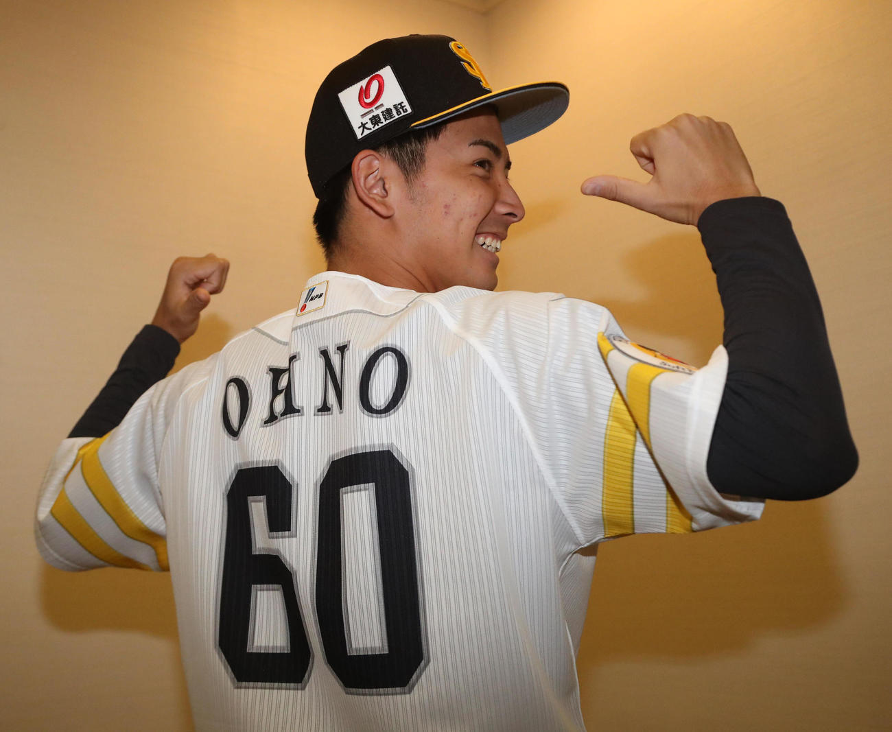 背番号60を披露する大野（撮影・梅根麻紀）