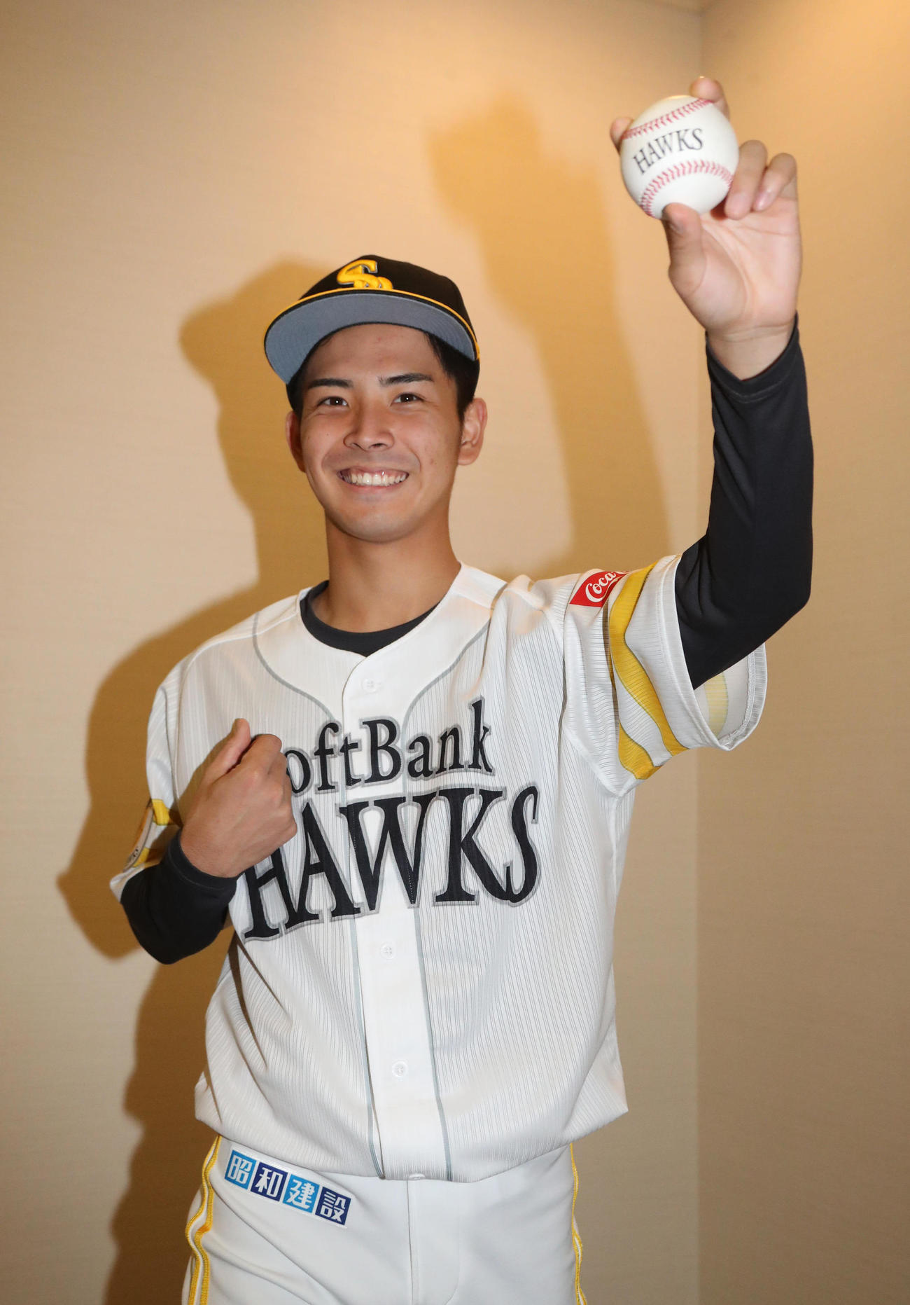 ボールを手に笑顔を見せるドラフト4位の大野（撮影・梅根麻紀）