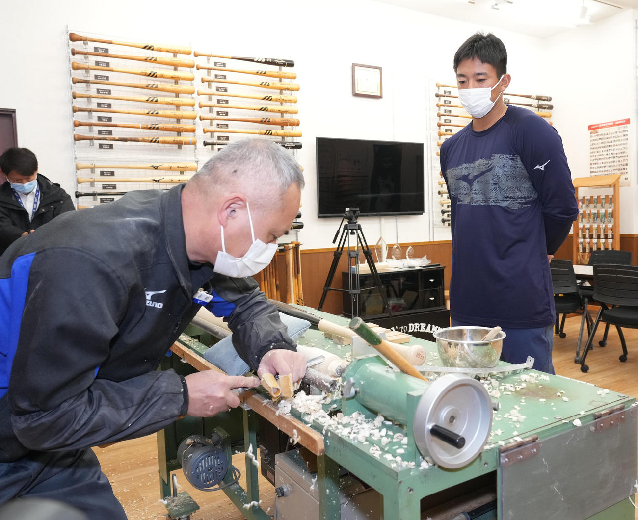名和氏の作業を見つめる鵜飼（右）（撮影・森本幸一）