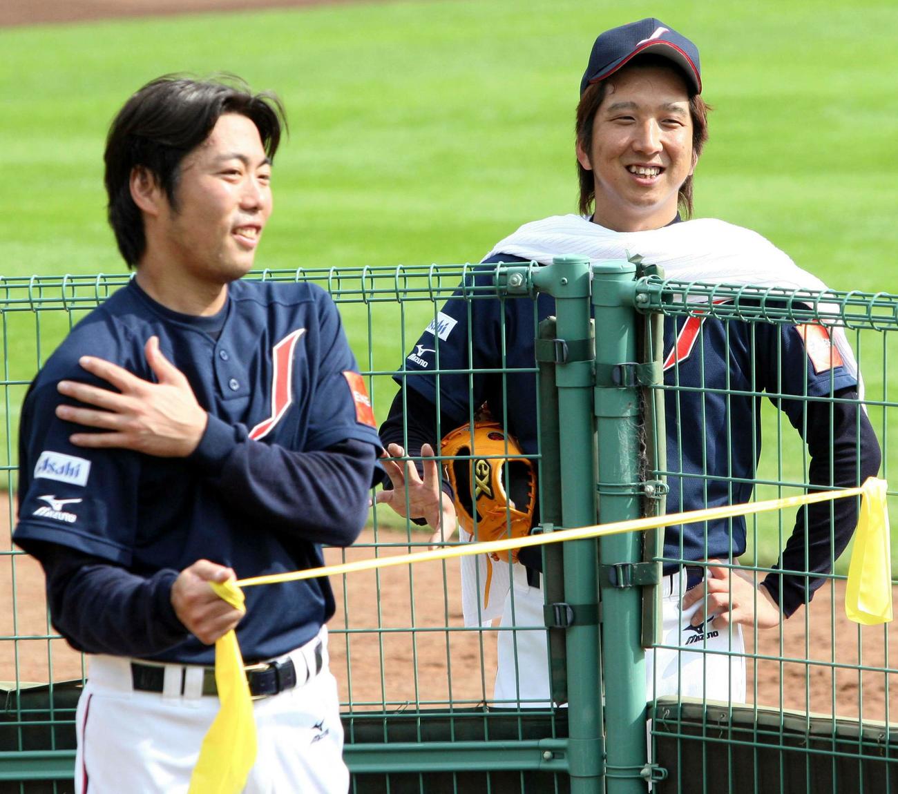 北京五輪日本代表・神戸自主トレ　投球後、上原浩治（巨人）（左）と談笑する藤川球児（阪神）（2007年11月4日撮影）
