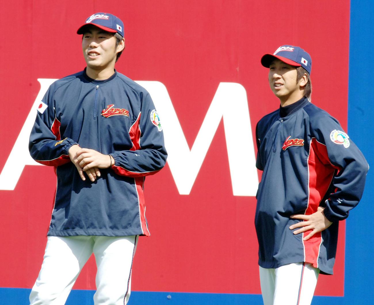 WBC日本代表練習　外野で談笑する上原浩治（左）と藤川球児（2006年3月11日撮影）