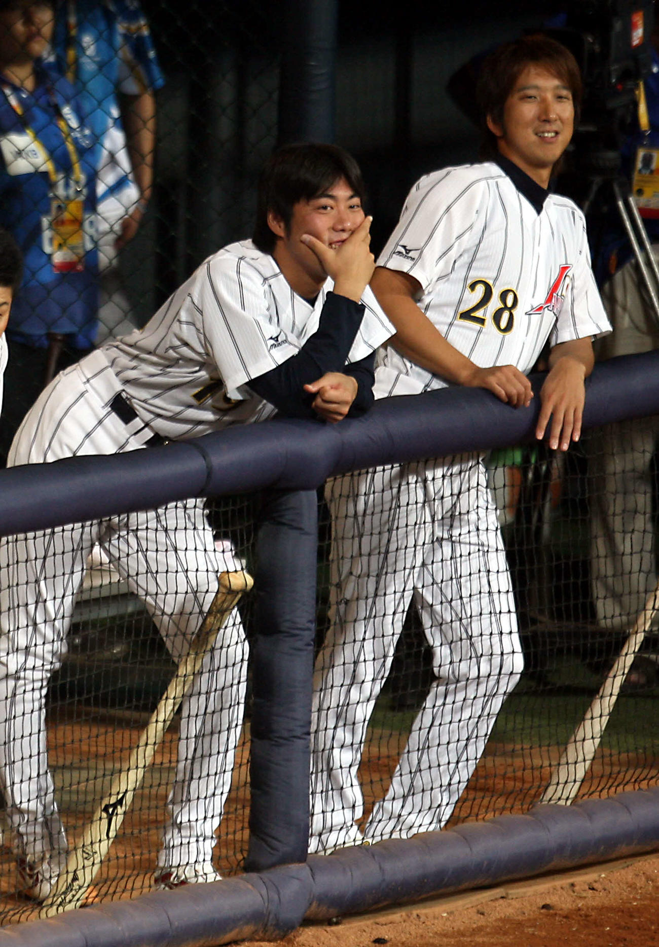 北京五輪野球1次リーグ　日本対中国　大勝ムードにベンチで戦況を見守る上原浩治(左)と藤川球児　（2008年8月19撮影）