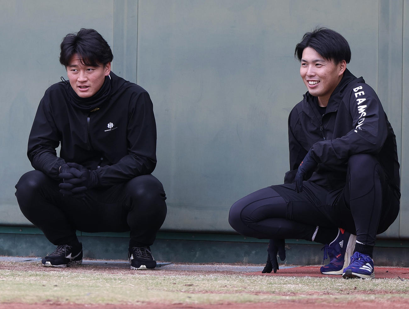 鳴尾浜球場で馬場（右）と話す森木（撮影・上山淳一）