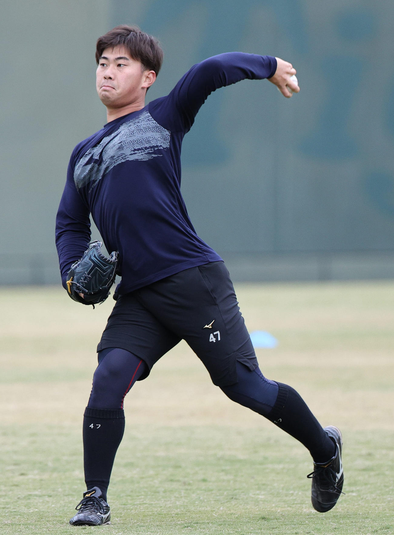 鳴尾浜球場でキャッチボール桐敷（撮影・上山淳一）