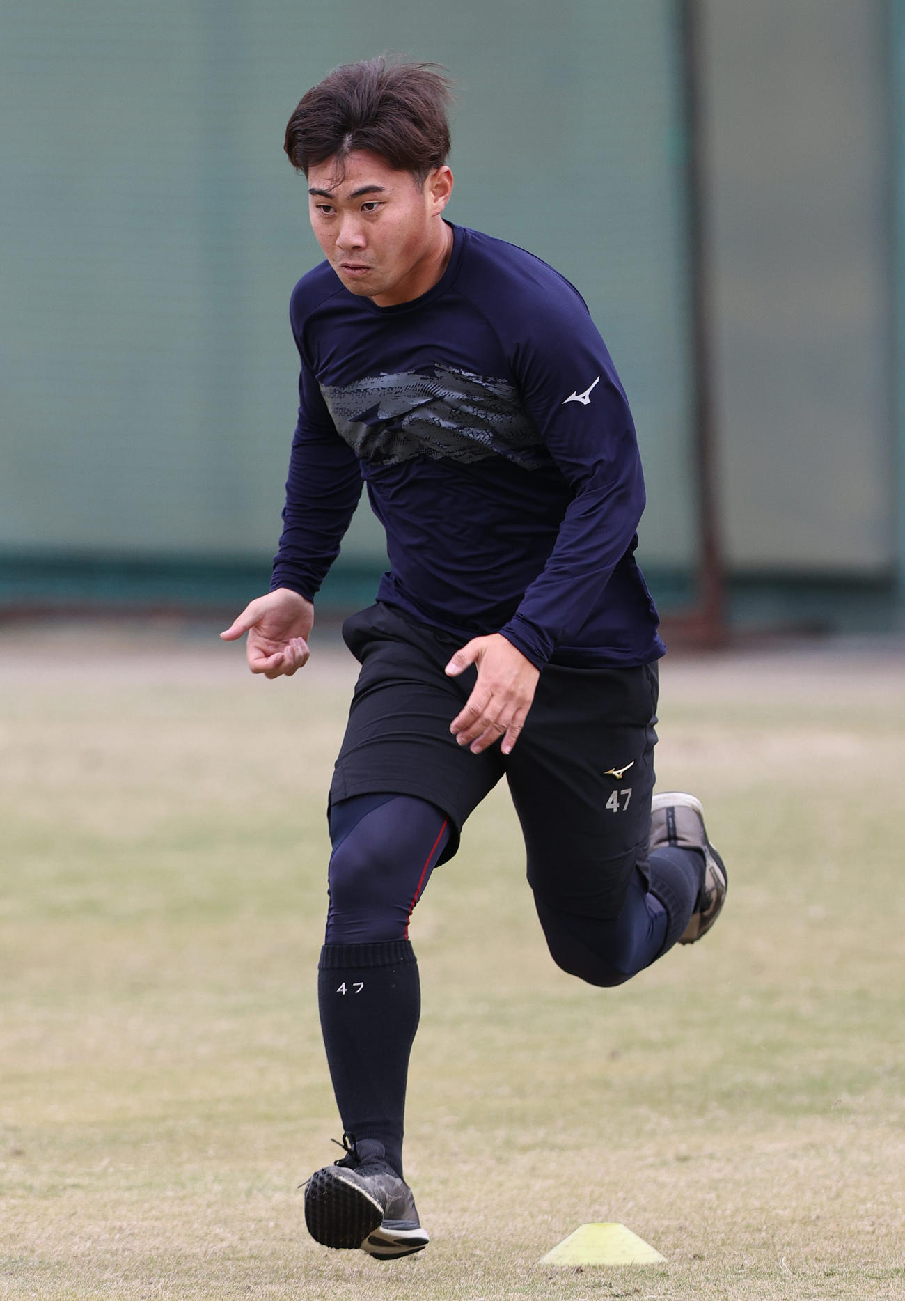 鳴尾浜球場でトレーニングする桐敷（撮影・上山淳一）