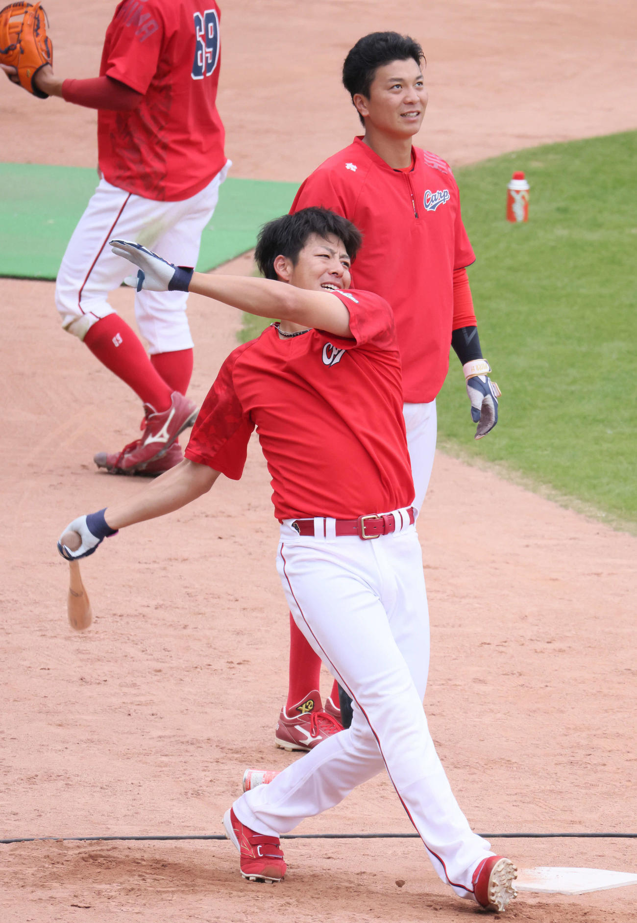 ロングティーをする広島野間（2022年11月1日撮影）