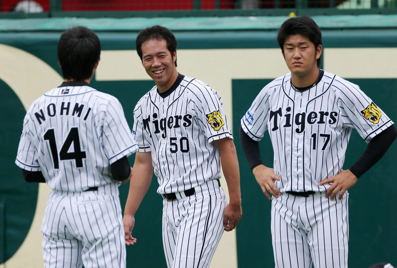 16年、練習で笑顔を見せる、左から能見、青柳、岩貞。この3人の番号が入れ替わる事となる