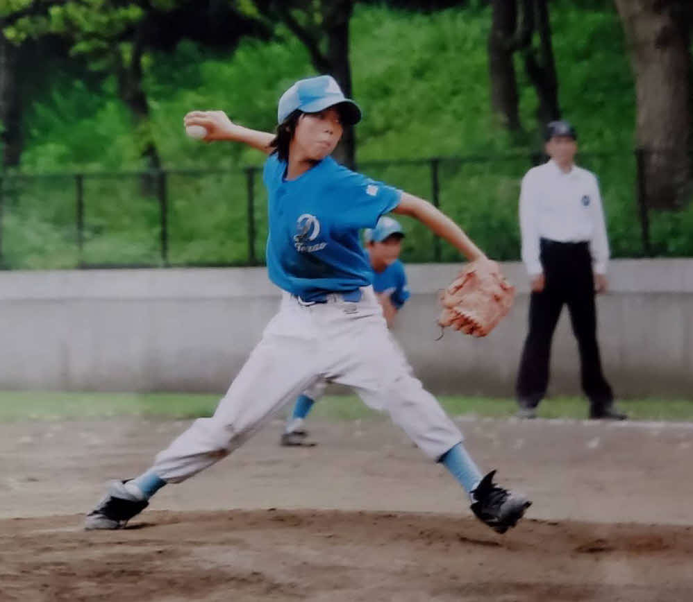 小学生時代、寺尾ドルフィンズで投手としてプレーする阪神青柳（家族提供）
