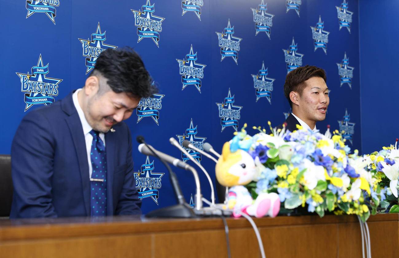 入団会見で話すDeNA京田（右）とその言葉に思わず笑みがこぼれる萩原チーム統括本部長（撮影・垰建太）