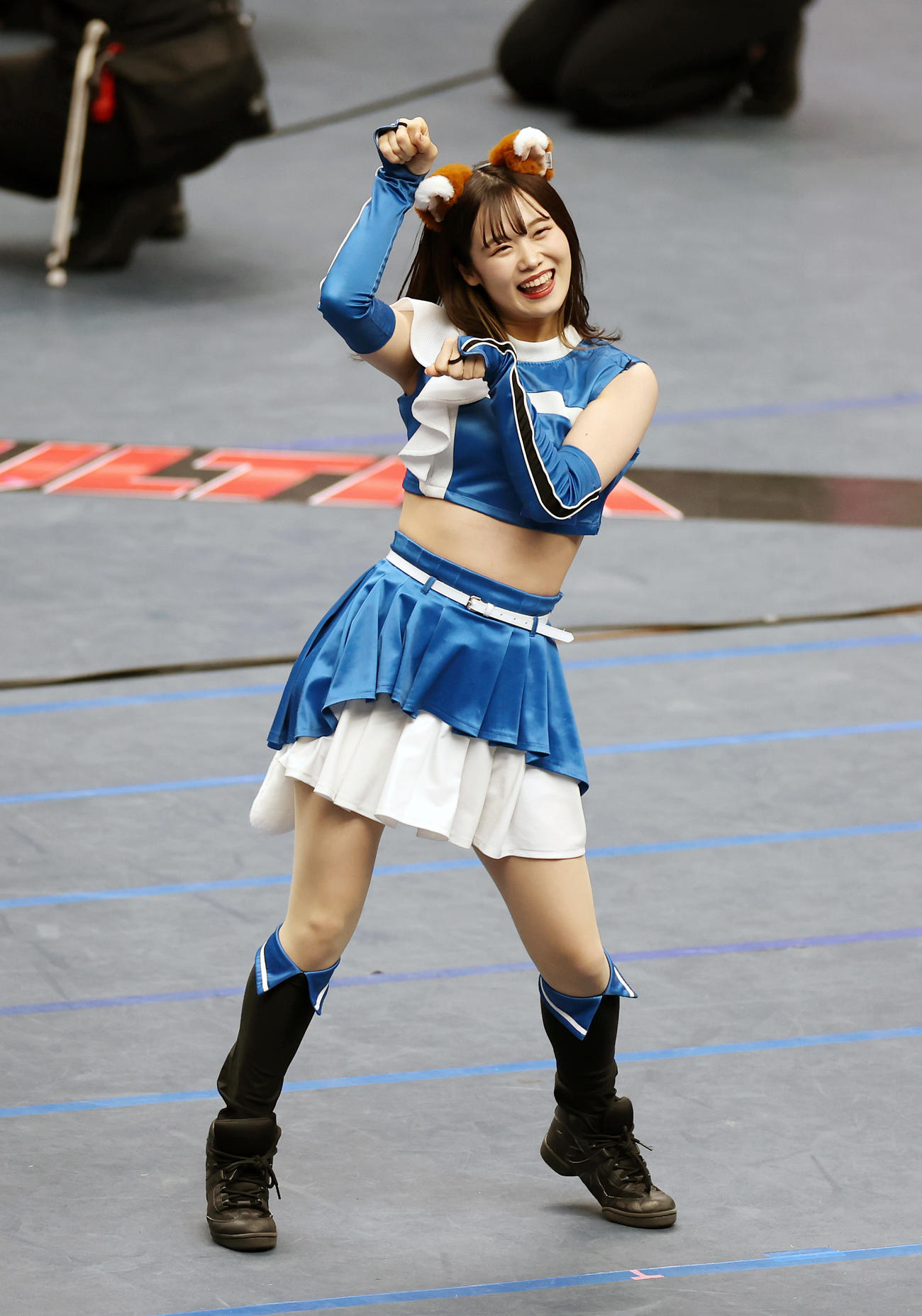 きつねダンスを披露するファイターズガールズ（撮影・前田充）