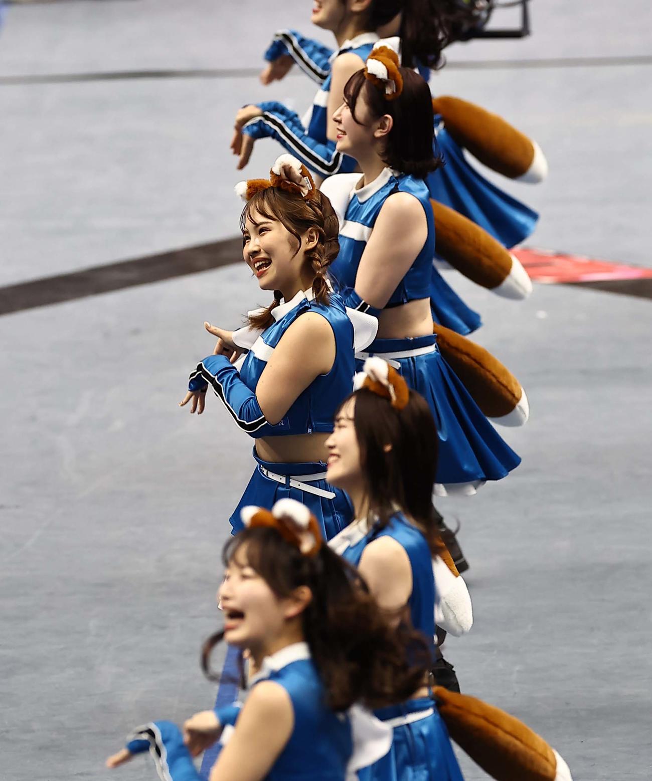 きつねダンスを披露するファイターズガール（撮影・上田博志）