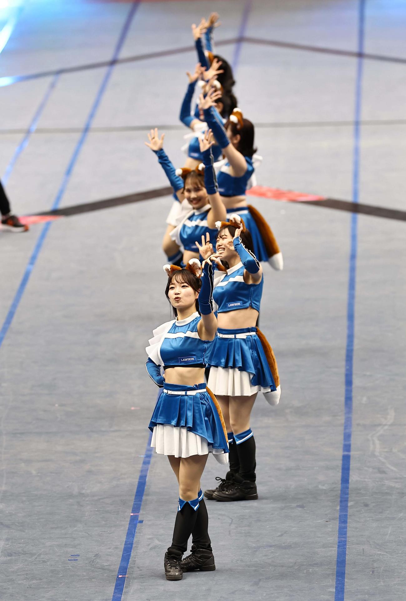 きつねダンスを披露するファイターズガール（撮影・上田博志）