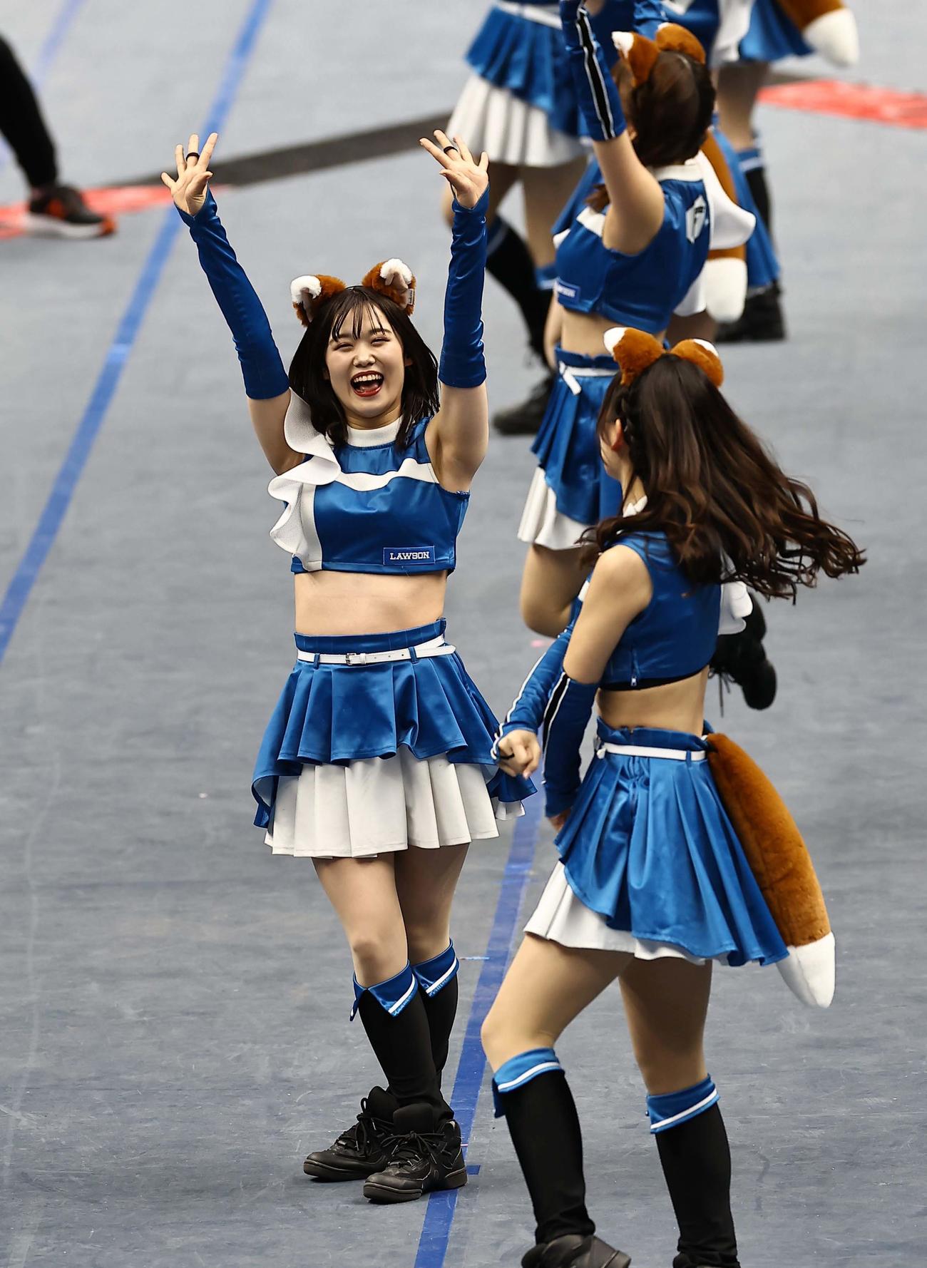 きつねダンスを披露するファイターズガール（撮影・上田博志）