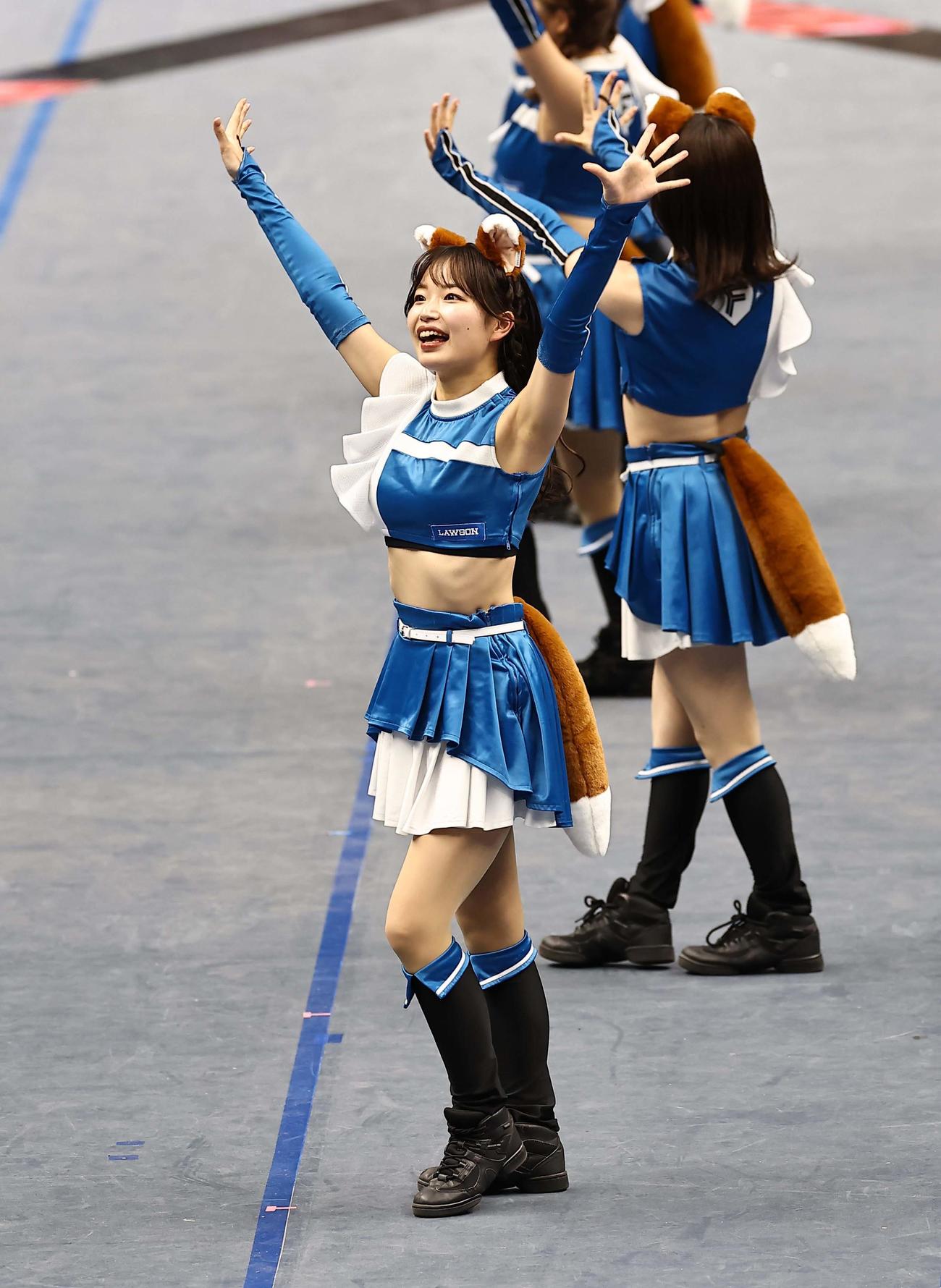 きつねダンスを披露するファイターズガール（撮影・上田博志）