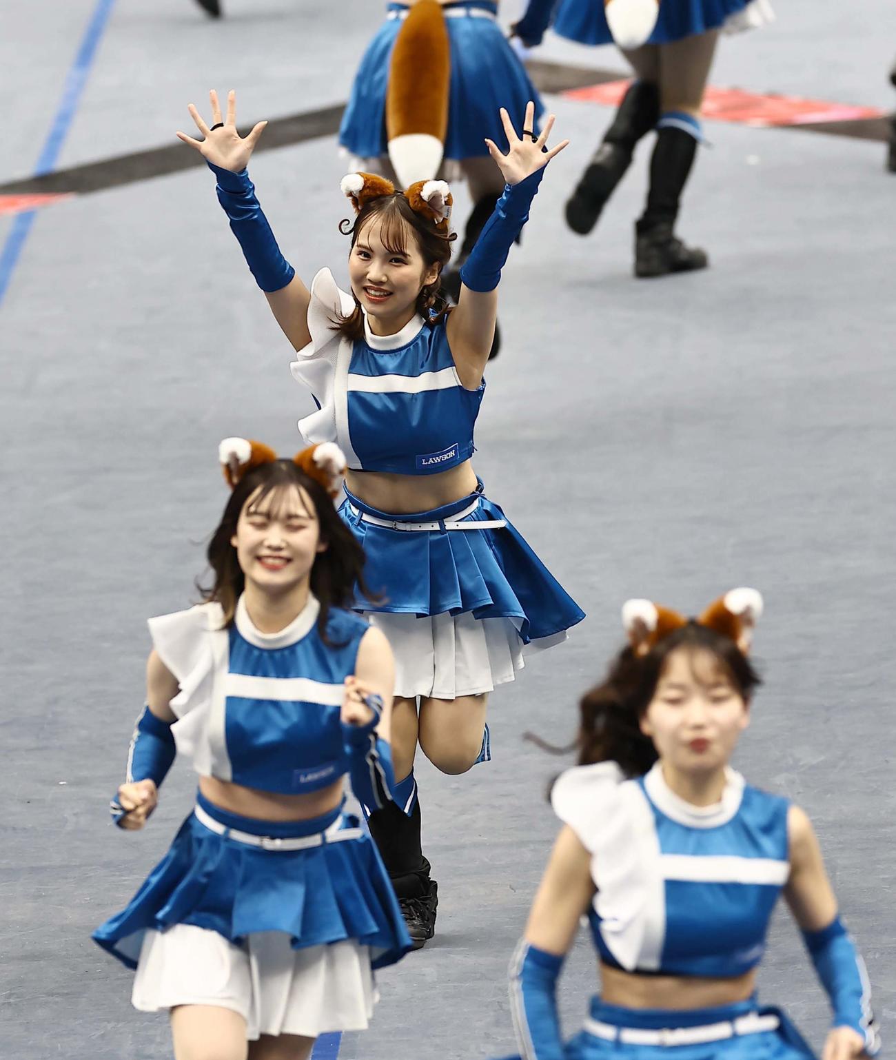 きつねダンスを披露するファイターズガール（撮影・上田博志）