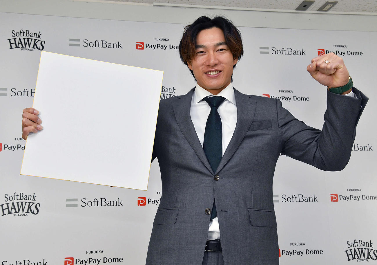 契約更改を終え、来季の目標は「ご想像にお任せします」と白紙の色紙でポーズをとる柳田（撮影・岩下翔太）
