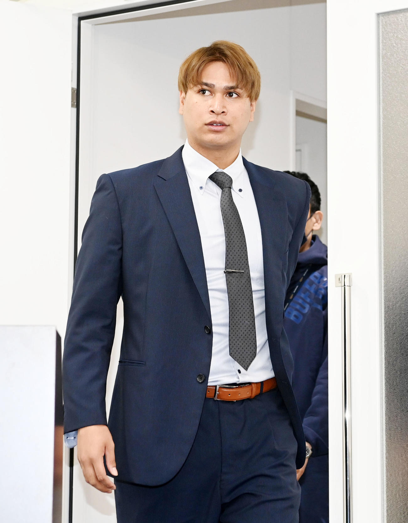大幅アップで契約更改、会見の席に向かう宇田川（撮影・前岡正明）