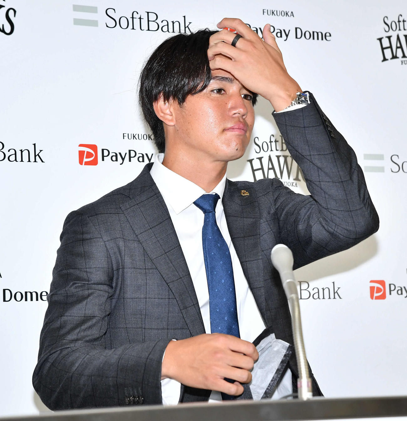 契約更改を終えた高橋礼は、厳しい表情で席につく（撮影・岩下翔太）