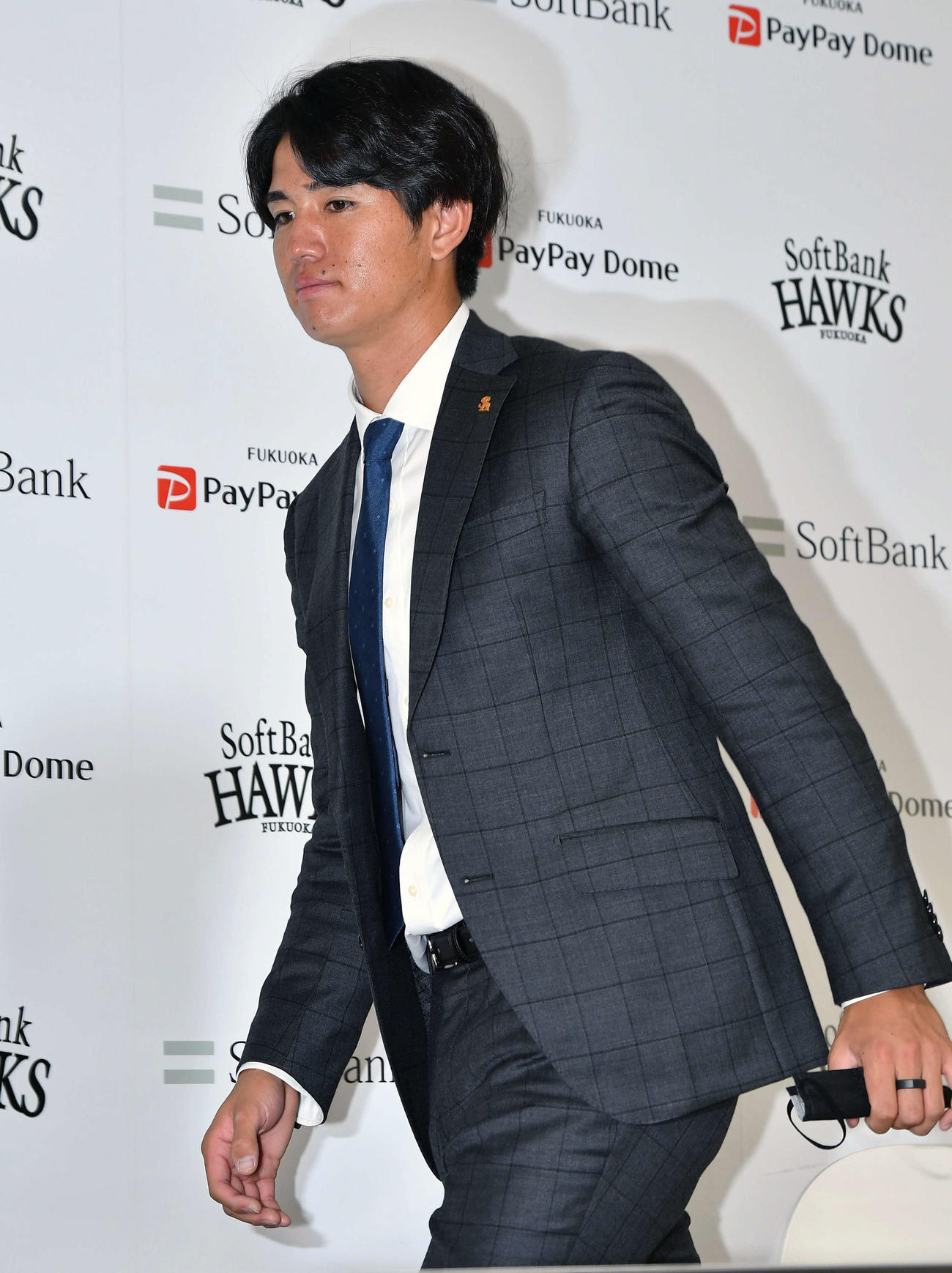 契約更改後の会見を終え、席を立つ高橋礼（撮影・岩下翔太）