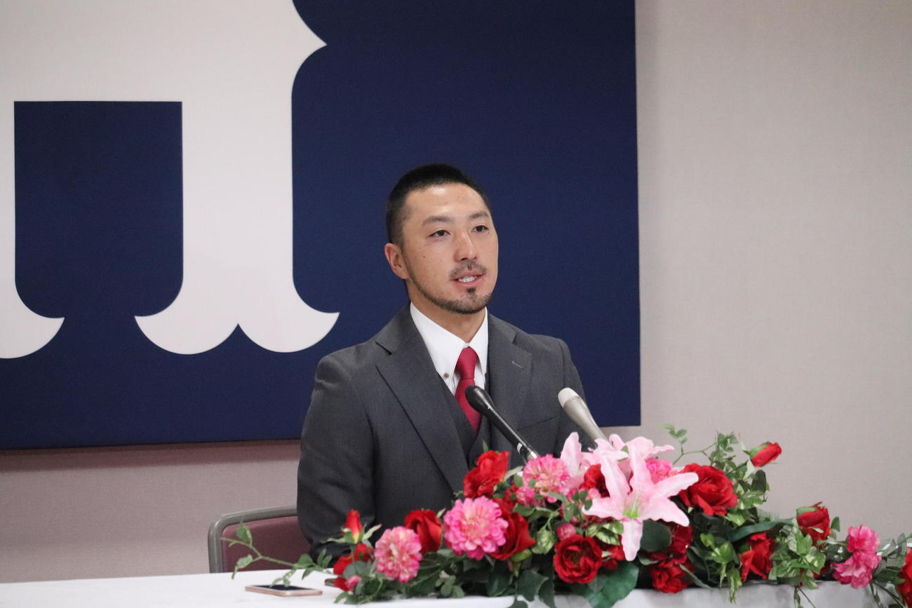 契約交渉を終えて会見する広島菊池涼介内野手（撮影・前原淳）
