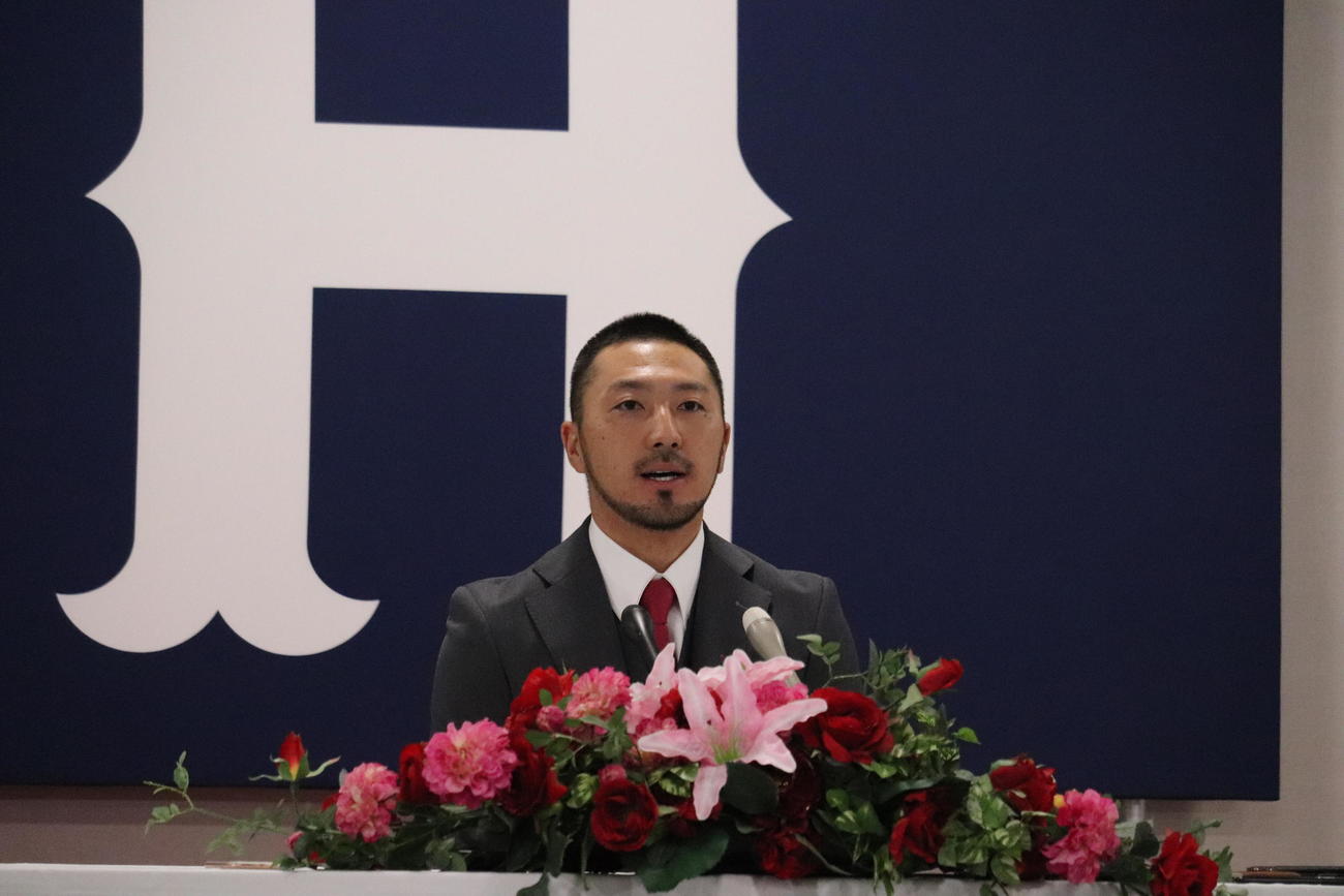 契約交渉を終えて会見する広島菊池涼介内野手（撮影・前原淳）