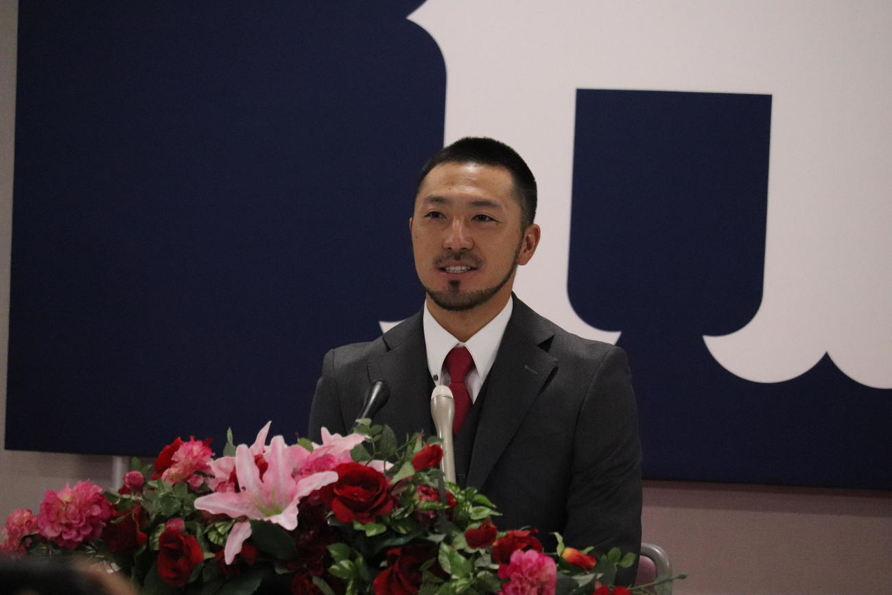 契約交渉を終えて会見する広島菊池涼介内野手（撮影・前原淳）
