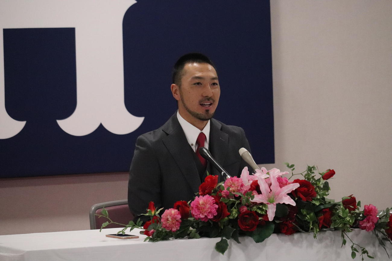 契約交渉を終えて会見する広島菊池涼介内野手（撮影・前原淳）