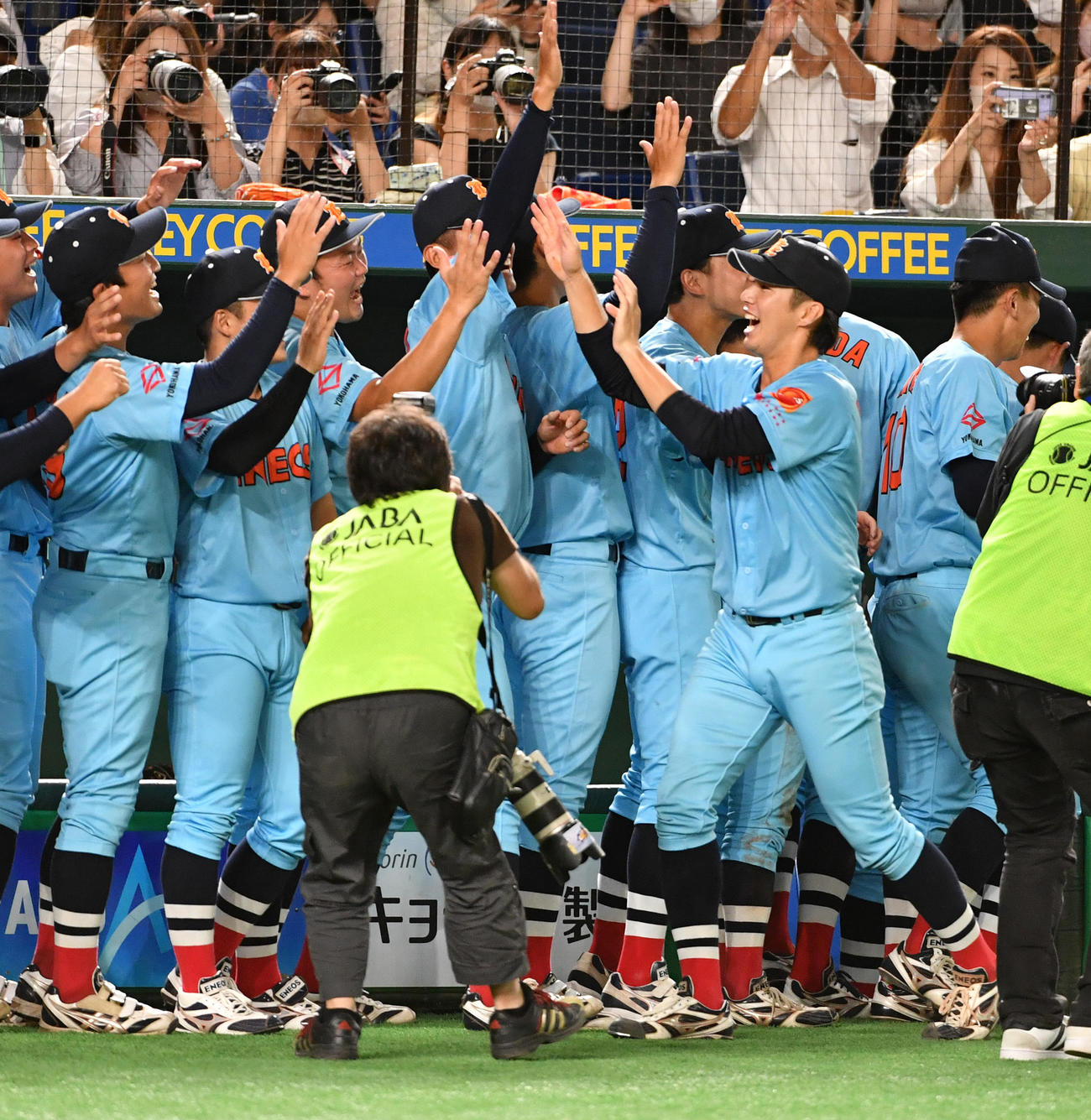 ENEOS・度会（右）はナインととハイタッチする（2022年7月29日）