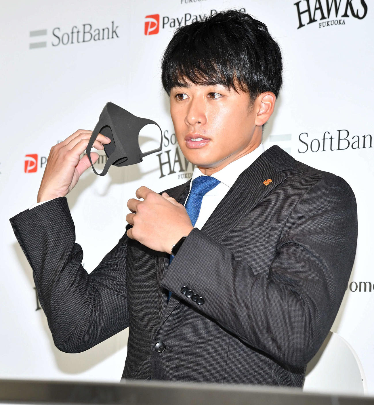 契約更改を終え、会見の席につくソフトバンク板東湧梧（撮影・岩下翔太）