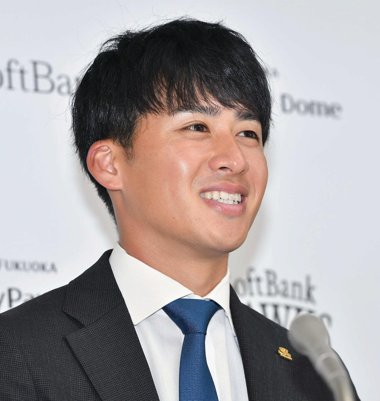 契約更改を終え、笑顔で会見を行うソフトバンク板東湧梧（撮影・岩下翔太）