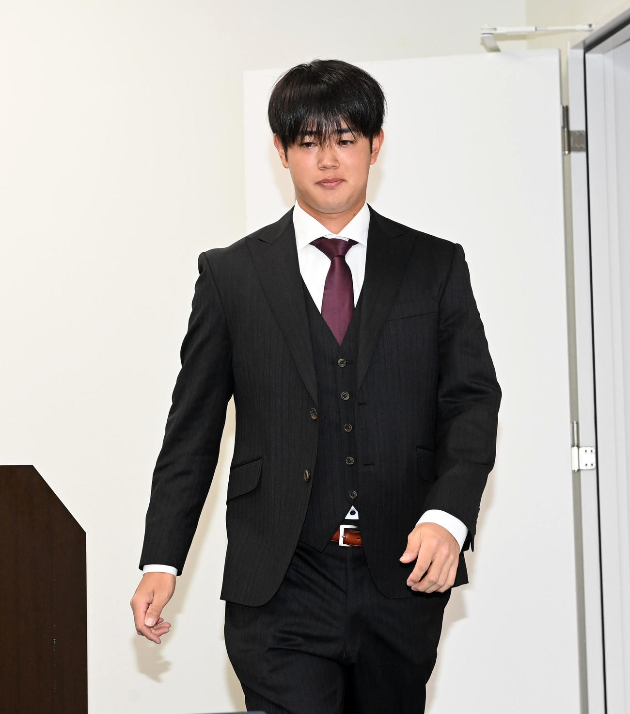 契約更改を終え会見の席に向かう太田（撮影・前岡正明）