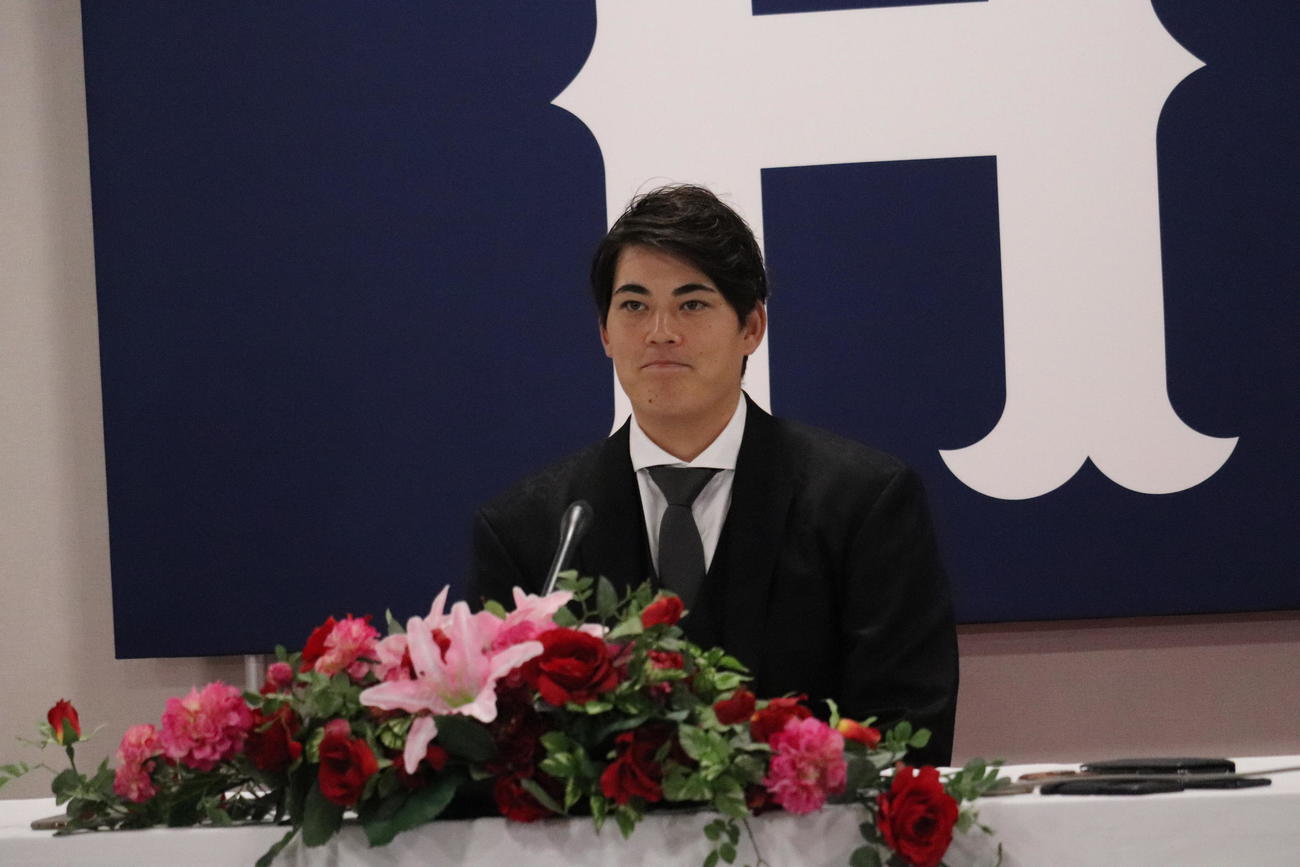 契約交渉を終えて会見する広島九里亜蓮投手（撮影・前原淳）＝202212月6日、マツダスタジアム
